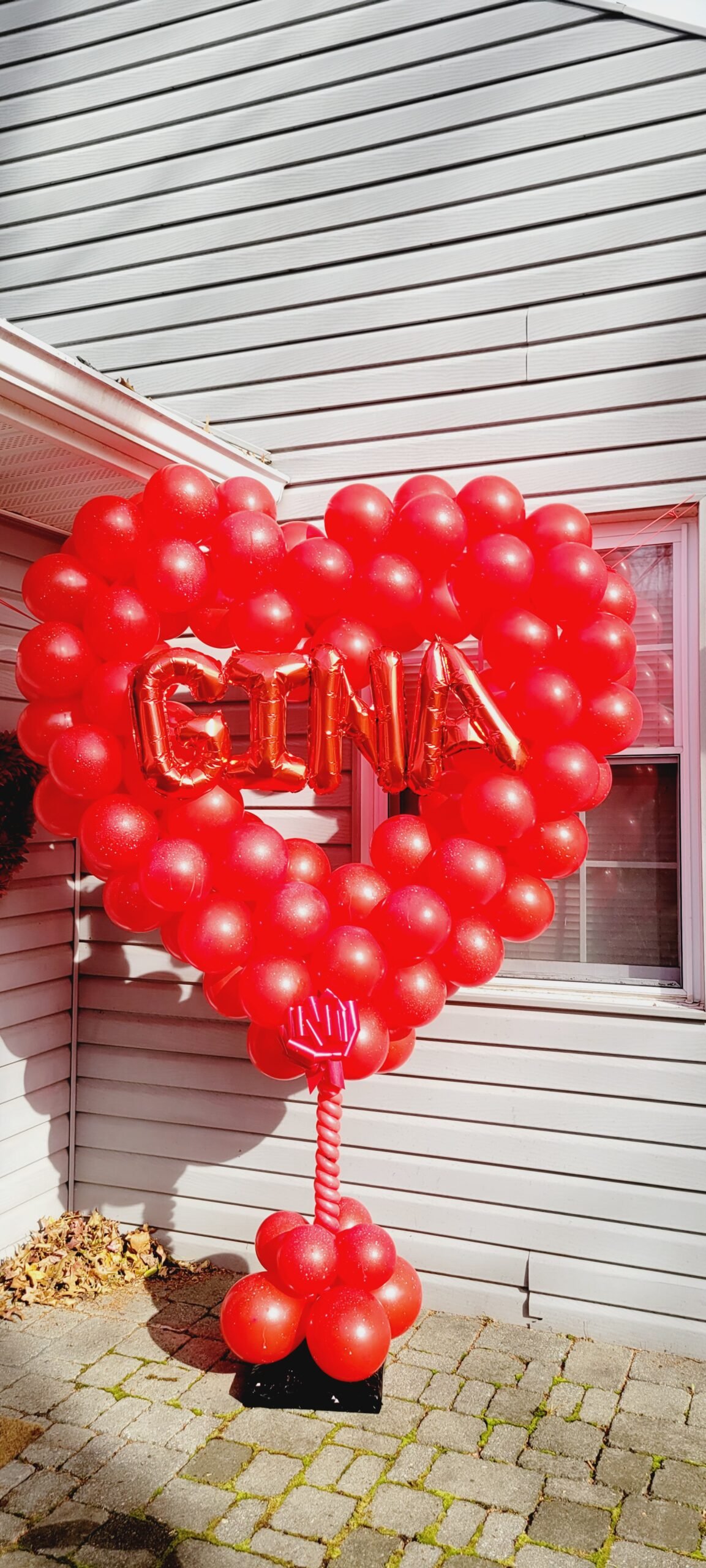 Read heart shape balloons bouquet